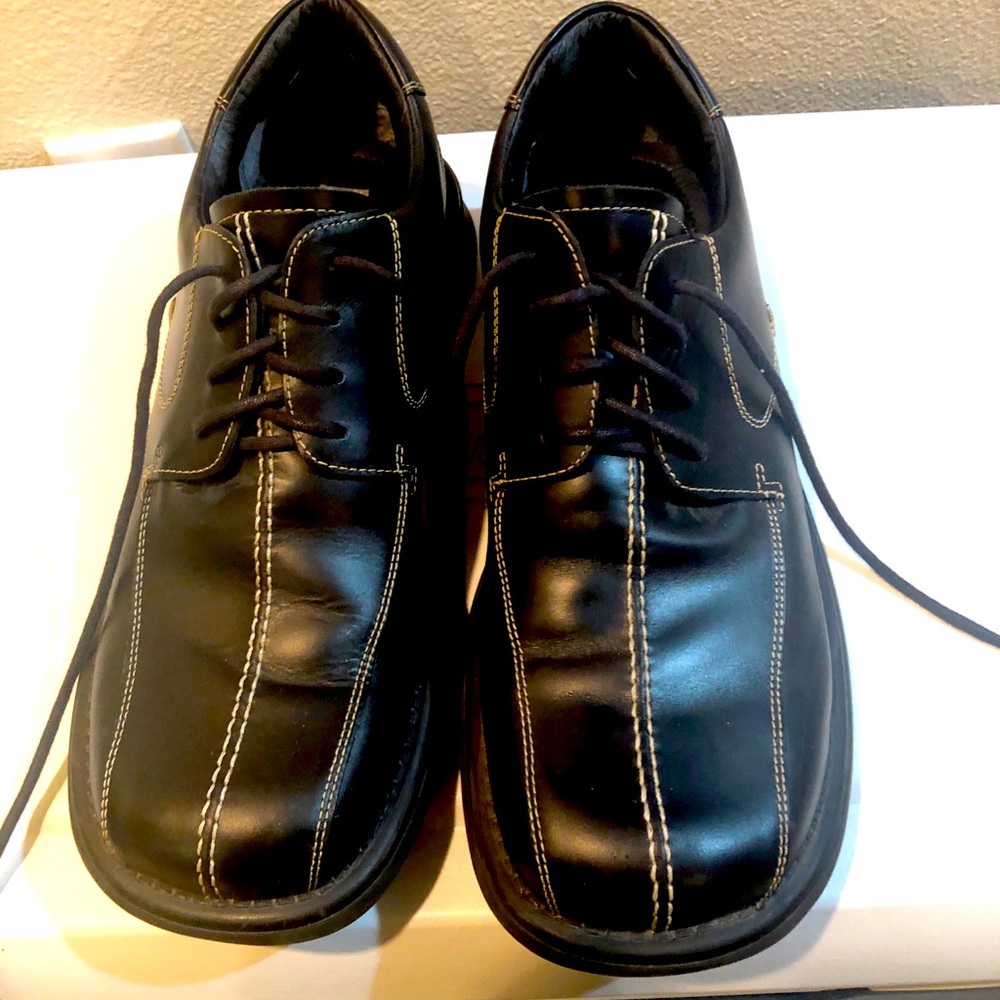 Kenneth Cole Reaction men’s size 11 work shoes.